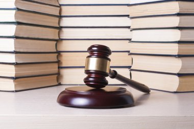Hukuk kavram - bir mahkeme veya icra ofiste tabloda ahşap hakimler tokmak ile kitap.
