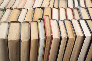 Beyaz arka plan üzerinde kitap yığını. Eğitim kavramı. Okula dönüş.