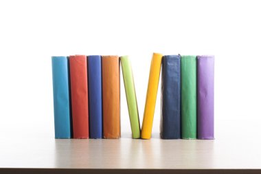 Beyaz arka plan üzerinde kitap yığını. Eğitim kavramı. Okula dönüş.