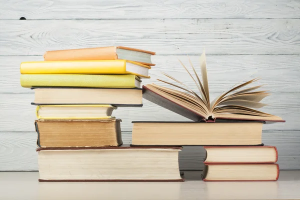 Libro abierto, libros de tapa dura sobre mesa de madera. Formación. De vuelta a la escuela. Copiar espacio para texto . — Foto de Stock