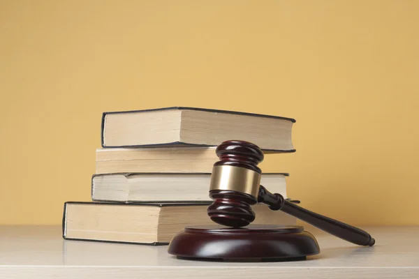 法律概念 — — 法庭或执法的办公室桌上，用木槌木法官书. — 图库照片