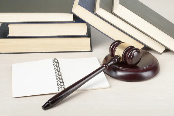 Концепція права - Книга з дерев'яними суддями, подана на столі в залі суду або виконавчій службі . — стокове фото