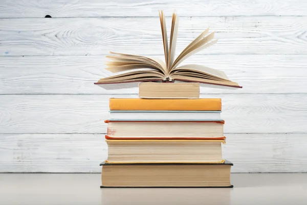 Open boek, Hardcover boeken over houten tafel. Opleiding. Terug naar school. Ruimte voor tekst kopiëren. — Stockfoto