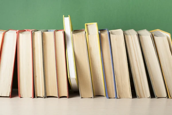 Verem a színes könyvek. Oktatási háttér. Vissza az iskolába. Hely, a szöveg másolása. — Stock Fotó