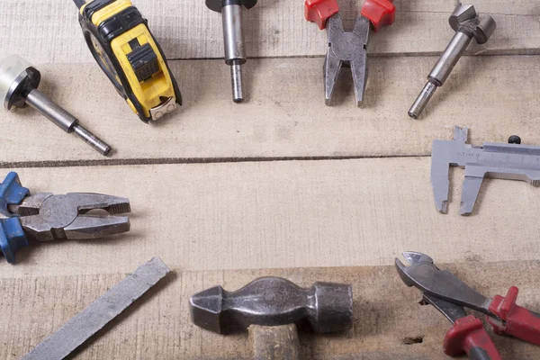 Strumenti di costruzione su sfondo di legno. Copia spazio per testo. Set di utensili da lavoro assortiti al tavolo in legno. Vista dall'alto — Foto Stock