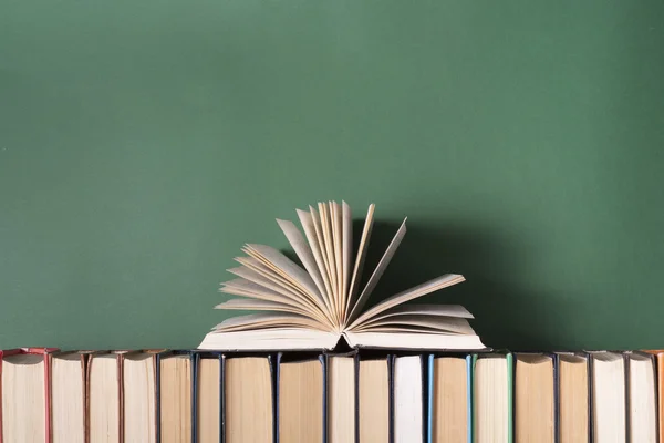 Açık kitap, ahşap masa ciltli kitap. Eğitim arka plan. Okula dönüş. Metin için yer kopyalayın.