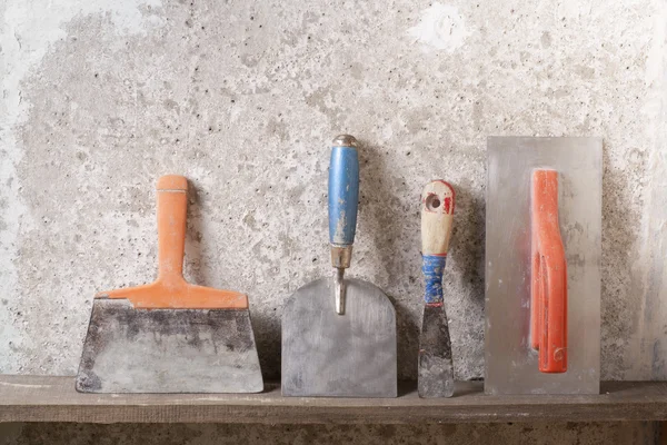 Construction tools on concrete background. Copy space for text. Set of assorted plaster trowel and spatula — Stock Photo, Image