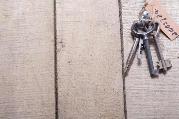 Set di diverse chiavi assortite su sfondo in legno — Foto Stock