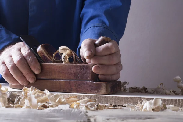 Carpintero trabajando con plano sobre fondo de madera en Building Site. Lugar de trabajo — Foto de Stock