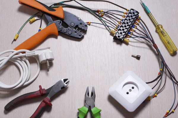 Set di utensili elettrici su sfondo in legno. Accessori per lavori di ingegneria, concetto di energia . — Foto Stock