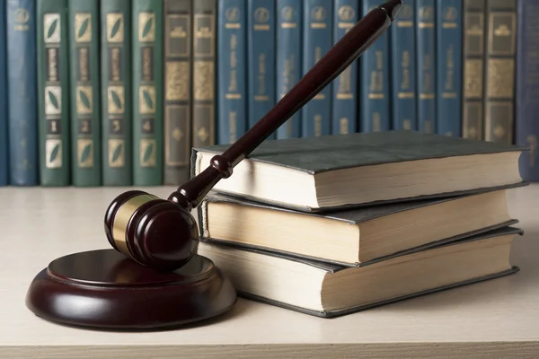 Concepto de ley - Libro con jueces de madera martillo en la mesa en una sala de tribunal u oficina de aplicación . —  Fotos de Stock