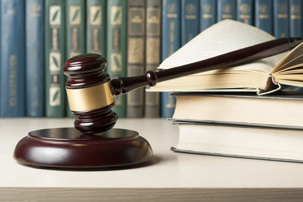 Concepto de ley - Libro con jueces de madera martillo en la mesa en una sala de tribunal u oficina de aplicación . —  Fotos de Stock