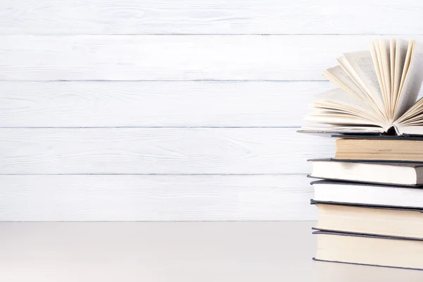 Açık kitap, ahşap masa ciltli kitap. Eğitim arka plan. Okula dönüş. Metin için yer kopyalayın.