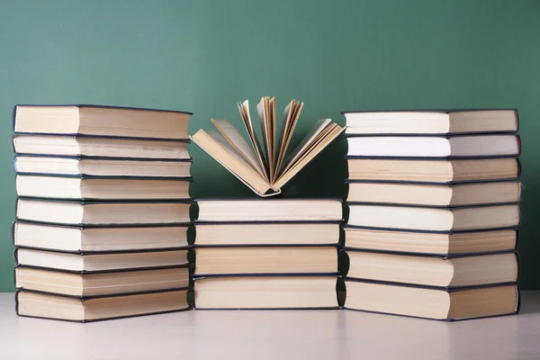 Livro aberto, livros de capa dura sobre mesa de madeira. Formação. De volta à escola. Espaço de cópia para texto . — Fotografia de Stock