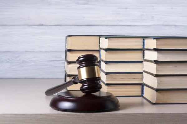 Концепція права - Книга з дерев'яними суддями, подана на столі в залі суду або виконавчій службі . — стокове фото
