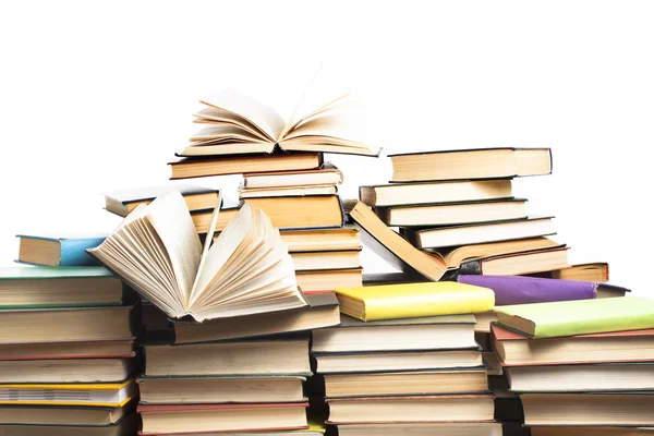 Bücherstapel auf weißem Hintergrund. Bildungskonzept. Zurück zur Schule. — Stockfoto