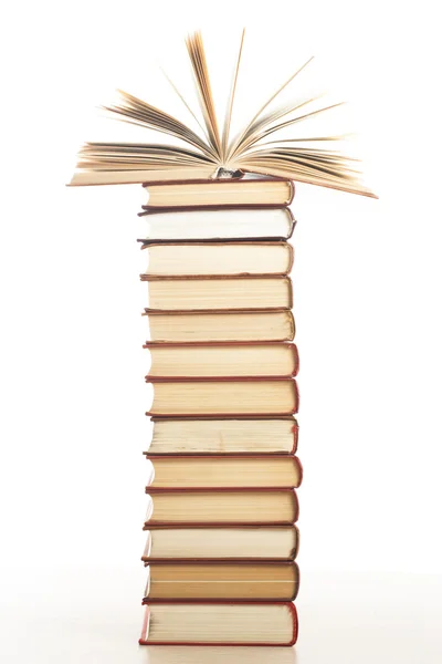 Bücherstapel isoliert auf weißem Hintergrund. Bildungskonzept. Zurück zur Schule. — Stockfoto