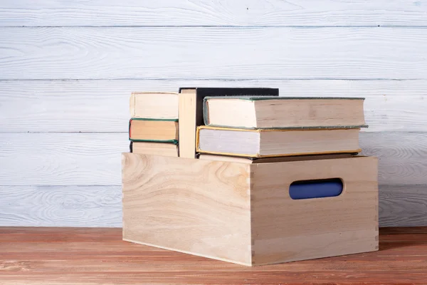 Tablo renkli kitap yığını. Eğitim arka plan. Okula dönüş. Metin için yer kopyalayın.