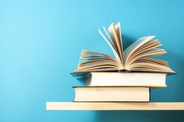 Açık kitap, ahşap masa ciltli kitap. Eğitim arka plan. Okula dönüş. Metin için yer kopyalayın.