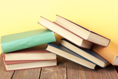 Renkli kitap yığını. Eğitim arka plan. Okula dönüş. Metin için yer kopyalayın.