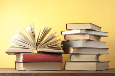 Açık kitap, ahşap masa ciltli kitap. Eğitim arka plan. Okula dönüş. Metin için yer kopyalayın.