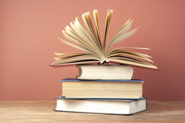 Açık kitap, ahşap masa ciltli kitap. Eğitim arka plan. Okula dönüş. Metin için yer kopyalayın.