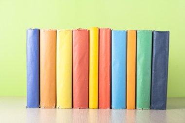 Renkli kitap yığını. Eğitim arka plan. Okula dönüş. Metin için yer kopyalayın.
