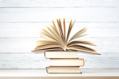 Açık kitap, ahşap masa ciltli kitap. Eğitim arka plan. Okula dönüş. Metin için yer kopyalayın.