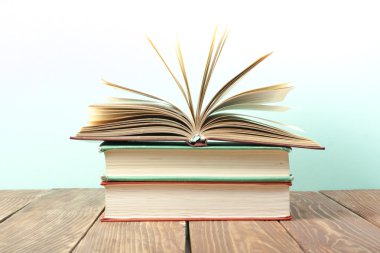 Açık kitap, ahşap masa ciltli kitap. Eğitim arka plan. Okula dönüş. Metin için yer kopyalayın.