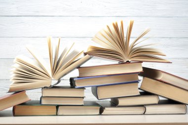 Açık kitap, ahşap masa ciltli kitap. Eğitim arka plan. Okula dönüş. Metin için yer kopyalayın.