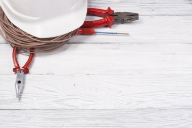 Ahşap arka plan üzerinde elektrik araç kümesi. Mühendislik çalışmaları, enerji kavramı için aksesuarlar.