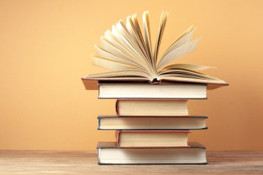 Açık kitap, ahşap masa ciltli kitap. Eğitim arka plan. Okula dönüş. Metin için yer kopyalayın.