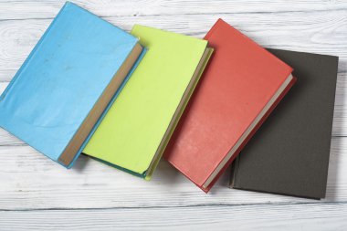 Renkli kitap yığını. Eğitim arka plan. Okula dönüş. Metin için yer kopyalayın.