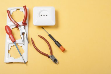 Ahşap arka plan üzerinde elektrik araç kümesi. Mühendislik çalışmaları, enerji kavramı için aksesuarlar.