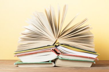 Açık kitap, ahşap masa ciltli kitap. Eğitim arka plan. Okula dönüş. Metin için yer kopyalayın.