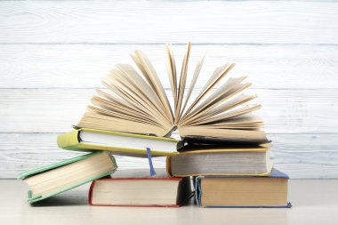 Açık kitap, ahşap masa ciltli kitap. Eğitim arka plan. Okula dönüş. Metin için yer kopyalayın.