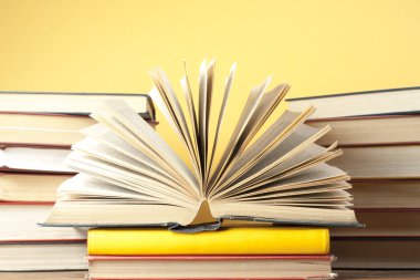 Açık kitap, ahşap masa ciltli kitap. Eğitim arka plan. Okula dönüş. Metin için yer kopyalayın.