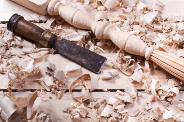 Marangozluk kavramı. Marangoz marangoz işyeri üstten görünüm. Talaş ile ahşap masa üstünde inşaat alet. Kopya alanı