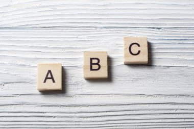 ABC kelime. Masadaki oyuncak tuğla