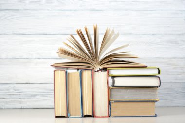 Açık kitap, ahşap masa ciltli kitap. Eğitim arka plan. Okula dönüş. Metin için yer kopyalayın.