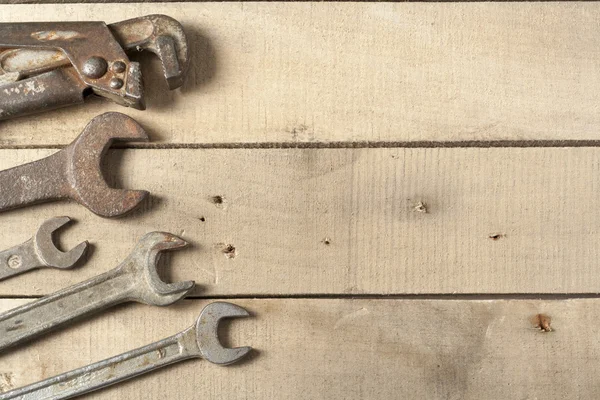 Set di attrezzi da costruzione. Chiave su sfondo di legno — Foto Stock