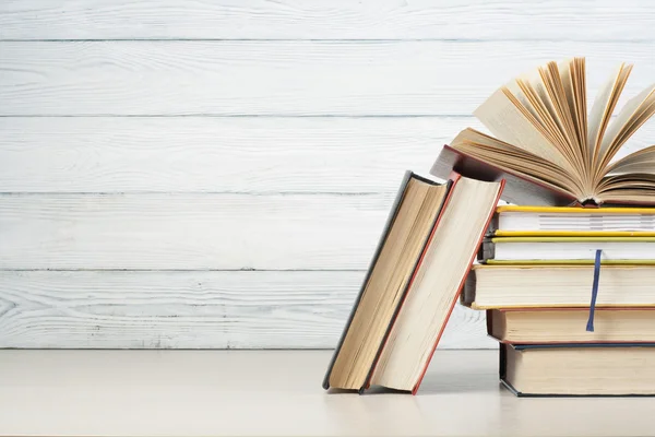 Açık kitap, ahşap masa ciltli kitap. Eğitim arka plan. Okula dönüş. Metin için yer kopyalayın.