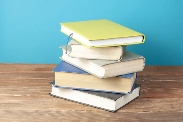 Στοίβα από πολύχρωμα βιβλία. Υπόβαθρο της εκπαίδευσης. Πίσω στο σχολείο. Αντίγραφο χώρο για κείμενο. — Φωτογραφία Αρχείου