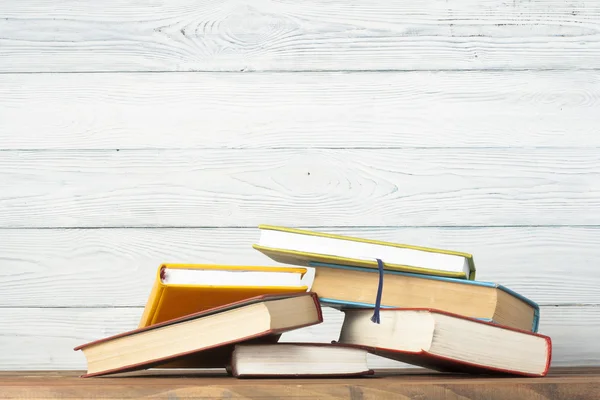 Renkli kitap yığını. Eğitim arka plan. Okula dönüş. Metin için yer kopyalayın.