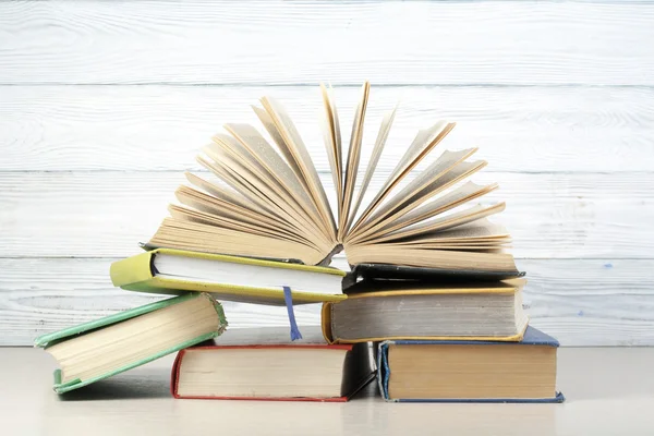Buku terbuka, buku-buku hardback di meja kayu. Latar belakang pendidikan. Kembali ke sekolah. Salin ruang untuk teks . — Stok Foto