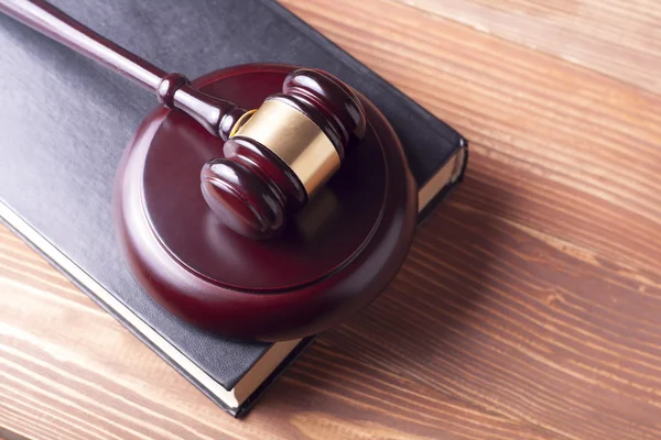 Law concept - Book with wooden judges gavel on table in a courtroom or enforcement office. — Stock Photo, Image