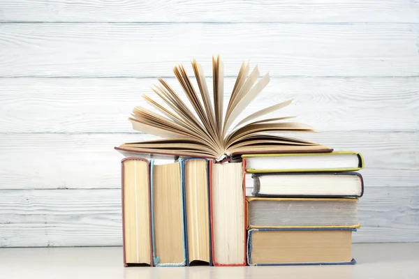 Livro aberto, livros de capa dura sobre mesa de madeira. Formação. De volta à escola. Espaço de cópia para texto . — Fotografia de Stock