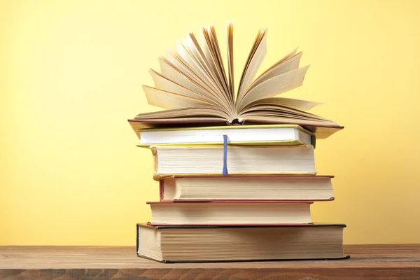 Libro abierto, libros de tapa dura sobre mesa de madera. Formación. De vuelta a la escuela. Copiar espacio para texto . — Foto de Stock