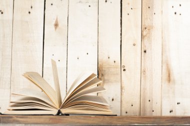 Açık kitap, ahşap masa ciltli kitap. Eğitim arka plan. Okula dönüş. Metin için yer kopyalayın.