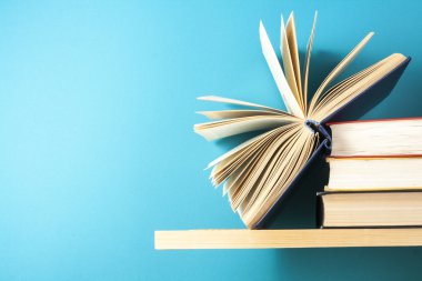 Açık kitap, ahşap masa ciltli kitap. Eğitim arka plan. Okula dönüş. Metin için yer kopyalayın.